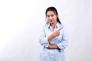 Huysuz, mızmız, mutsuz, sağını gösteren, somurtan, mutsuz, üzgün görünen, pişmanlık ve hayal kırıklığını ifade eden, kötü talihten şikayet eden, beyaz arka planda duran mutsuz bir kadın.