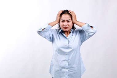 Güzellik, insan duyguları ve yaz tatili konsepti. Umutsuz ve hayal kırıklığına uğramış genç Asyalı kadın, paniklemiş, alarma geçmiş, ayakta duran beyaz arka plan