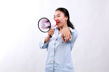 Dikkat, duyuru konsepti. Hevesli Asyalı kadın megafonla bağırıyor, hoparlörle reklam yapıyor, adam topluyor, beyaz arka planda duruyor.