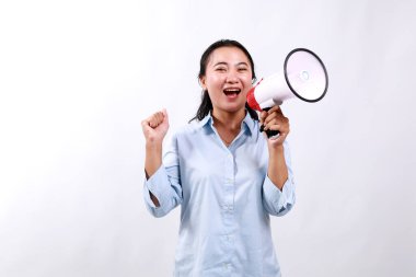 Duyuru. Mutlu Asyalı kadın megafona bağırıyor, adam topluyor, ellerinde hoparlörle protesto ediyor, beyaz arka planda dikiliyor.