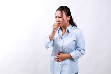 Genç Asyalı kadın hastalandı, öksürdü ve grip oldu. Soğuk algınlığı veya alerji belirtileri beyaz arka planda izole edildi..