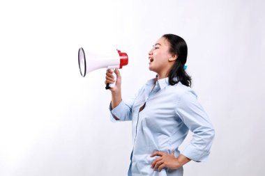 Mutlu güzel Asyalı kadın megafonla beyaz arka planda yanlamasına konuşuyor.