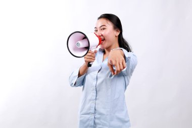 Dikkat, duyuru konsepti. Hevesli Asyalı kadın megafonla bağırıyor, hoparlörle reklam yapıyor, adam topluyor, beyaz arka planda duruyor.