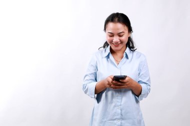 İş kadını müşteri bekliyor, akıllı telefondan mesajları kontrol ediyor, mobil ekrana bakarken gözlük takıyor. İş, finans ve istihdam, başarılı kadın girişimciler konsepti.