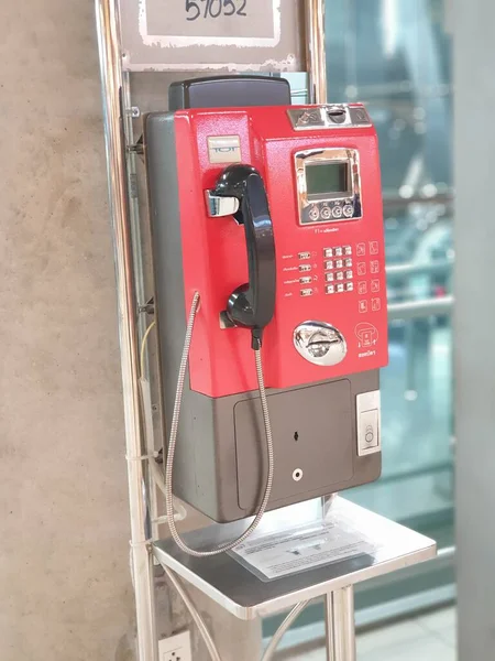 Красный Общественный Старый Телефон — стоковое фото