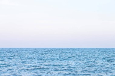 Deniz yüzeyi ve sabah gökyüzü.