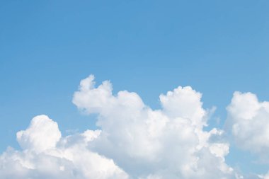 Gökyüzünde bir sürü güzel beyaz bulut