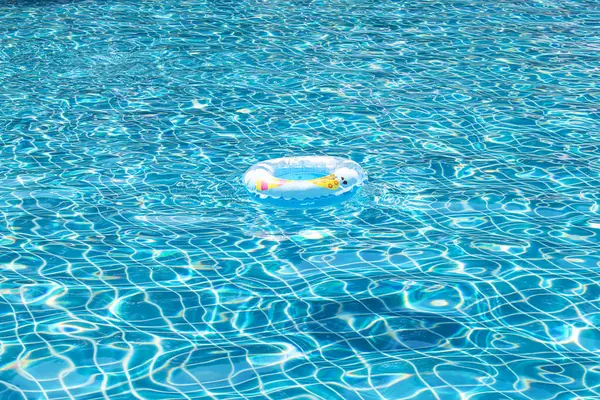 婴儿橡胶在游泳池里漂浮 — 图库照片