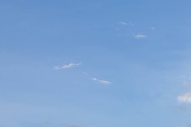 Çok az bulutlu güzel renkli gökyüzü arkaplanı