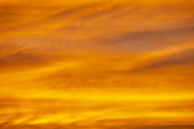 Gün batımında parlak turuncu gökyüzü arkaplanı