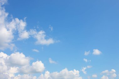 Az bulutlu parlak gökyüzü arkaplanı