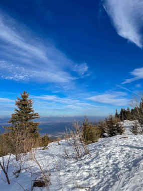 Derin Mavi Gök Altında Karlı Dağ Manzarası