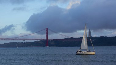 Lizbon 'da yelkenli gemi 25 de Abril Köprüsü ve Kral heykeli İsa ile