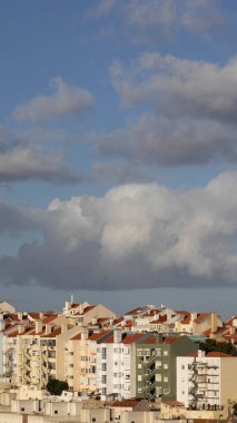 Dramatik Bulutlu Gökyüzü Altında Renkli Konut Binalarıyla Manzaralı Kentsel Gökyüzü