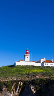 Cabo da Roca Deniz Feneri, Portekiz İkonik Kırmızı ve Atlantik Okyanusu 'na bakan Beyaz Fener