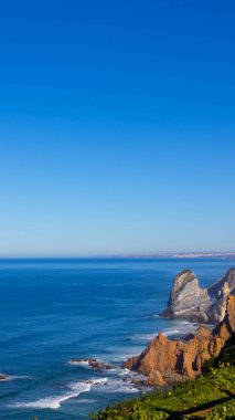 Cabo da Roca 'nın Manzarası, Portekiz engebeli uçurumları, Azure Atlantik Okyanusu, ve Clear Blue Sky
