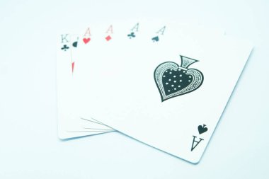 Dört as ve bir papaz pokerde.