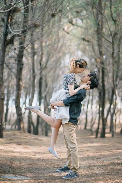 Bär Förlovning Pose Prompt Med Fot Pop Bland Torra Träd — Stockfoto