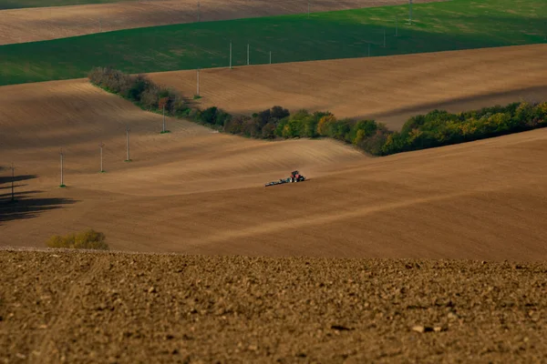 Dolgozz Egy Mezőgazdasági Traktorral Morva Mezőkön Cseh Köztársaság — Stock Fotó
