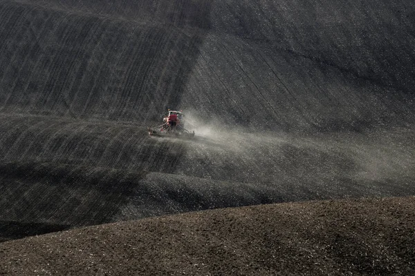 Condizioni Lavoro Severe Trattori Agricoli Nei Campi Moravi Polvere Repubblica — Foto Stock