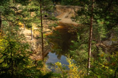 Ormanın ortasında, doğal oyuklarda bulunan güzel göller. Polonya dağları
