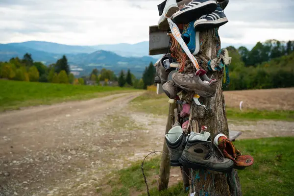 Patikadaki Turist Levhası Eski Yıpranmış Ayakkabılarla Asılı Polonya Dağları — Stok fotoğraf