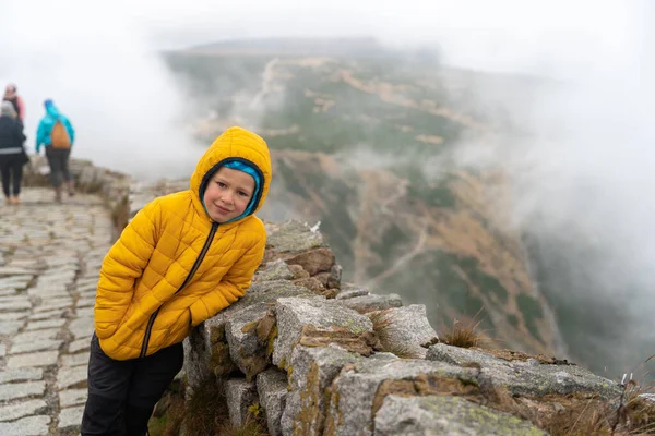 Het Kind Rust Het Bergpad Leunend Tegen Stenen Muur Toeristen — Stockfoto