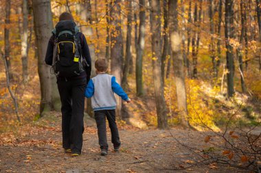 Anne ve çocuk dağ yürüyüşü yolunda yürüyorlar. Ailece vakit geçirmek. Polonya dağları