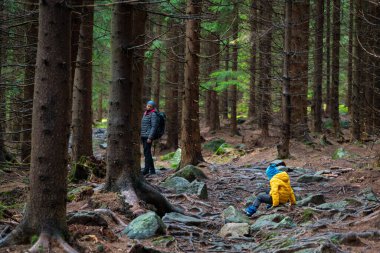 Çocuk kaymış ve eğimli ıslak zemine düşmüş. Polonya dağları
