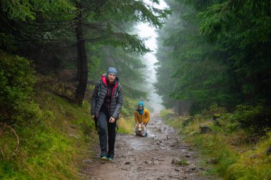 Anne ve küçük oğlu nemli sonbahar havasında dağ yoluna çıkarlar. Onlara bir köpek eşlik ediyor. Polonya dağları