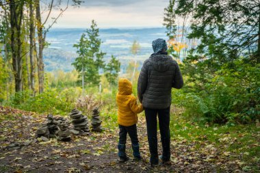 Sonbahar boyunca, annem ve küçük oğlu bir dağ yoluna giderler. Polonya dağları