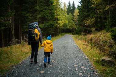 Sonbahar boyunca, annem ve küçük oğlu bir dağ yoluna giderler. Polonya dağları