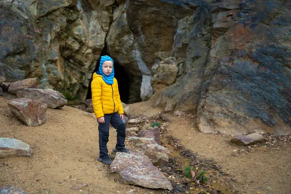Egy Kisfiú Áll Sziklák Mellett Egy Kis Barlang Bejáratánál Lengyel — Stock Fotó