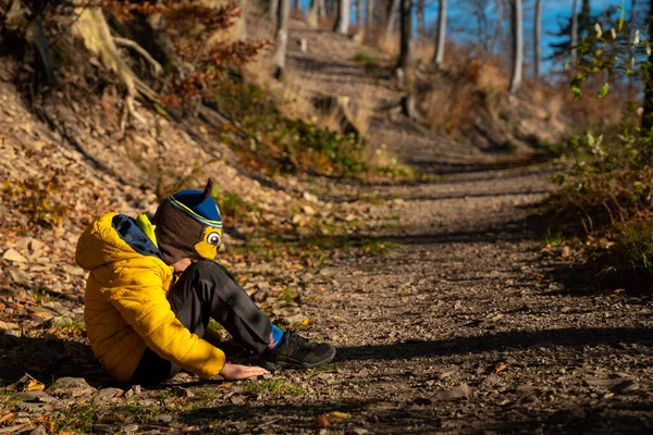 小孩坐在远足的小径上 心情很暴躁 秋季季节 — 图库照片