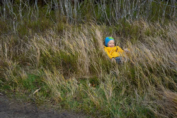 Kleines Kind Liegt Glücklich Gras Herbstsaison — Stockfoto