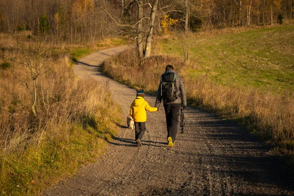 Mutter Und Kind Sind Auf Dem Bergwanderweg Unterwegs Zeit Mit — Stockfoto