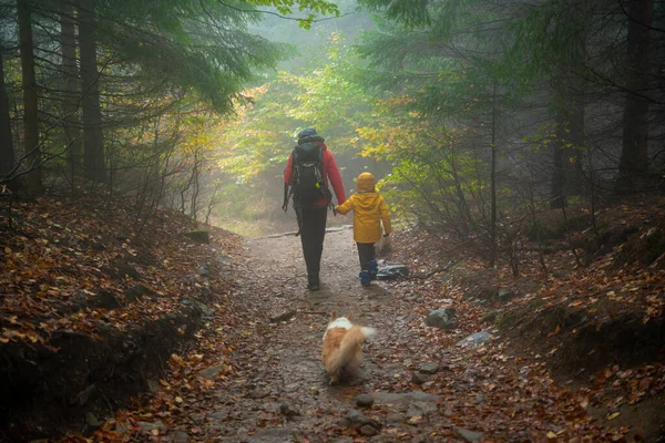 Mama Und Ihr Kleiner Sohn Gehen Bei Nassem Herbstwetter Auf — Stockfoto