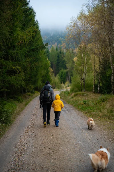 Mama Und Ihr Kleiner Sohn Gehen Bei Nassem Herbstwetter Auf — Stockfoto