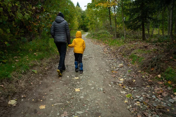 Herbst Gehen Meine Mutter Und Ihr Kleiner Sohn Auf Einen — Stockfoto
