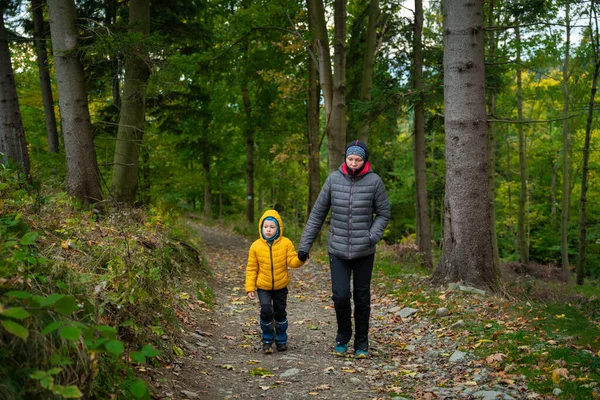 Herbst Gehen Meine Mutter Und Ihr Kleiner Sohn Auf Einen — Stockfoto