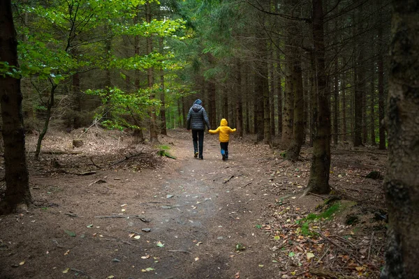 Herbst Gehen Meine Mutter Und Ihr Kleiner Sohn Auf Bergtour — Stockfoto