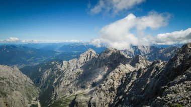 Çevresindeki tepelerden ve aşağıdaki köyden güzel bir manzara. Bavyera Alplerinde Zugspitze Massif