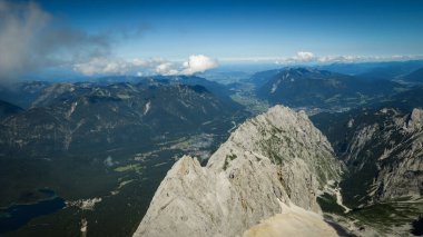 Çevresindeki tepelerden ve aşağıdaki köyden güzel bir manzara. Bavyera Alplerinde Zugspitze Massif