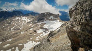 Çevresindeki tepelerden ve aşağıdaki köyden güzel bir manzara. Bavyera Alplerinde Zugspitze Massif