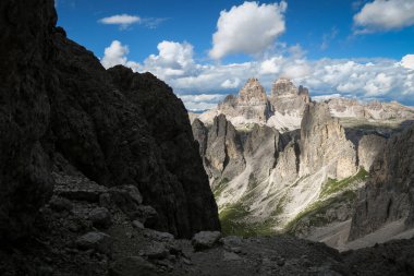 Dolomite Yolu 'ndan Tre Cime di Lavaredo' nun manzarası. Dolomitler, İtalya