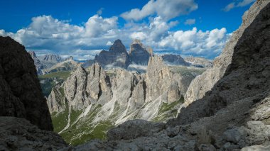 Dolomite Yolu 'ndan Tre Cime di Lavaredo' nun manzarası. Dolomitler, İtalya