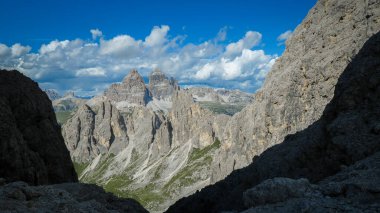 Dolomite Yolu 'ndan Tre Cime di Lavaredo' nun manzarası. Dolomitler, İtalya
