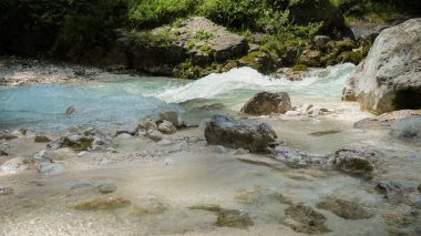 İtalyan Dolomitleri 'yle vadiden akan hızlı nehir. Dolomitler, İtalya