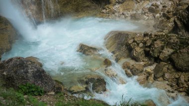 Dolomite Dağları 'nda şelale. Dolomitler, İtalya