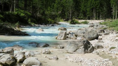 İtalyan Dolomitleri 'yle vadiden akan hızlı nehir. Dolomitler, İtalya